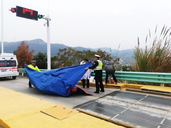 欧洲杯体育值班员立即调动警力和从江县洛香镇的救护车救助-开云官网登录入口 开云app官网入口