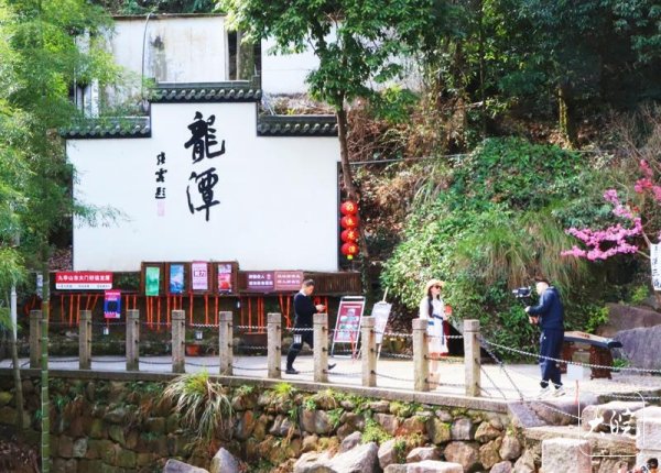 开云体育(中国)官方网站一边在凉亭和遮阳伞下休憩-开云官网登录入口 开云app官网入口
